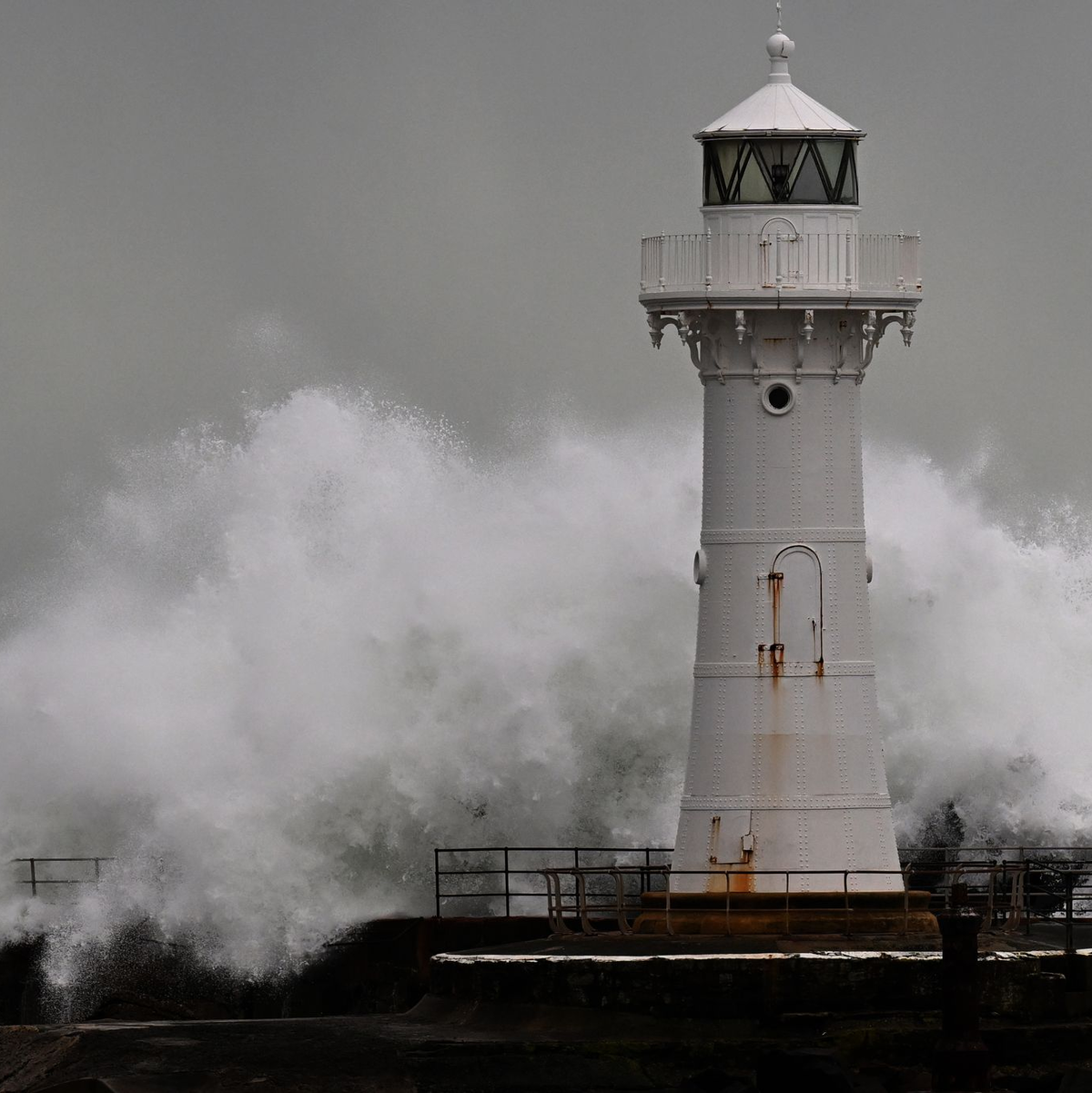 Die Unwetter lösten riesige Wellen aus. - Foto: Dean Lewins/AAP/dpa