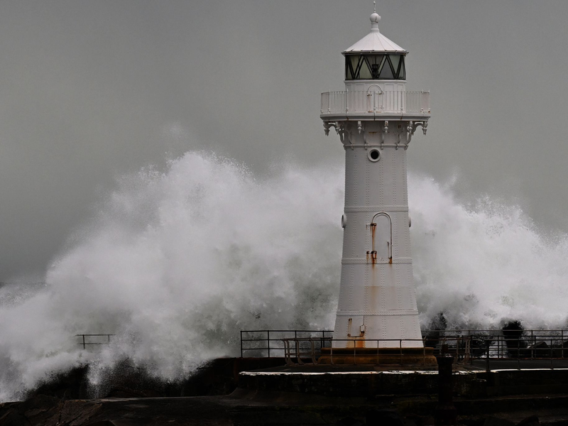 Die Unwetter lösten riesige Wellen aus. - Foto: Dean Lewins/AAP/dpa