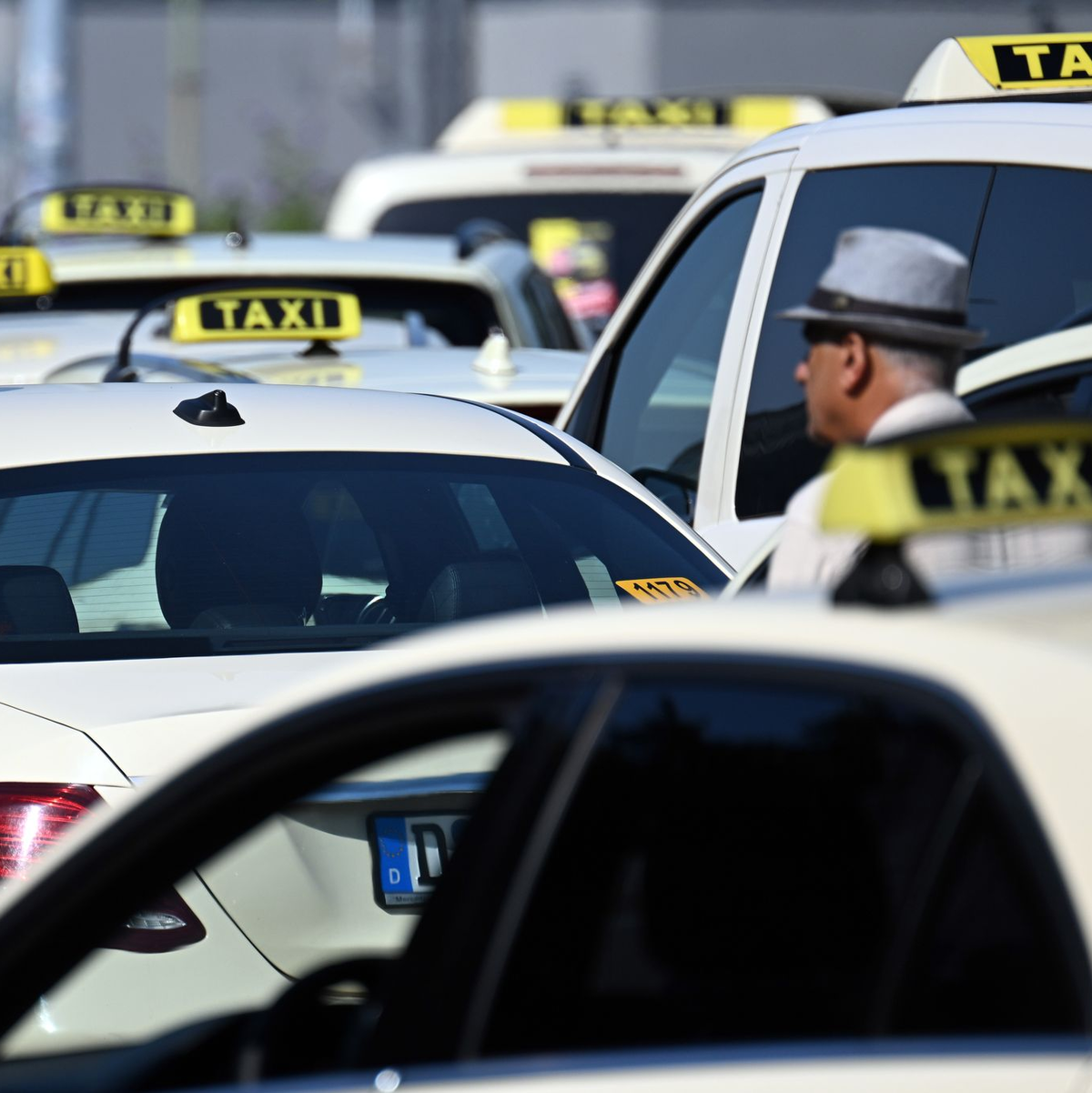 Die Branche sieht in Mietwagenplattformen wie Uber und Bolt einen unfairen Wettbewerb, weil deren Preise nicht behördlich reguliert werden.  - Foto: Federico Gambarini/dpa