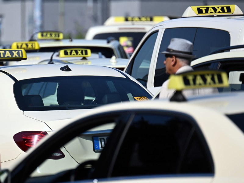 Die Branche sieht in Mietwagenplattformen wie Uber und Bolt einen unfairen Wettbewerb, weil deren Preise nicht behördlich reguliert werden.  - Foto: Federico Gambarini/dpa