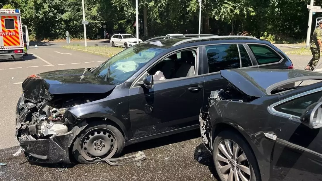 POL-ME: Fehler beim Abbiegen: Autos prallen frontal zusammen - 2507009 - Bild: presseportal.de