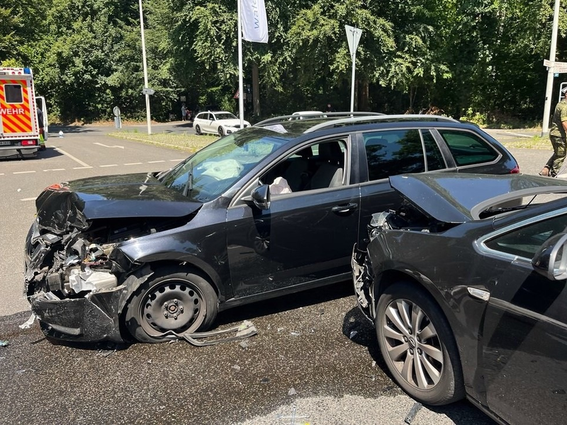 POL-ME: Fehler beim Abbiegen: Autos prallen frontal zusammen - 2507009 - Foto: presseportal.de