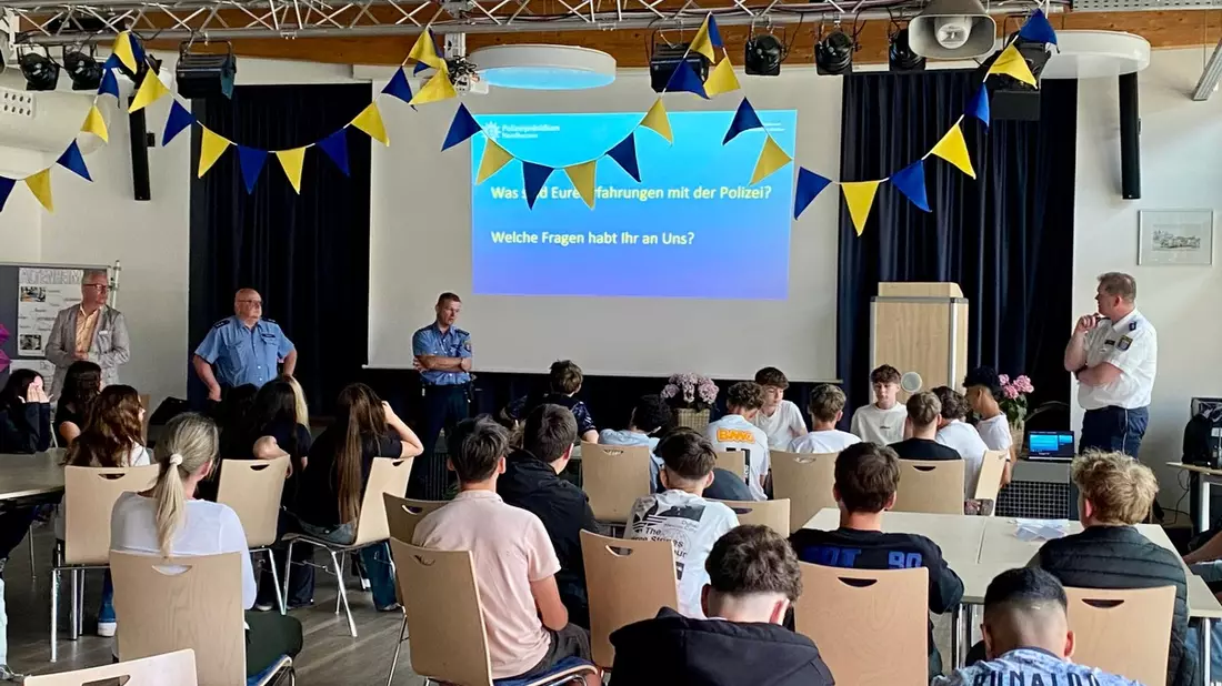 POL-ESW: Cops im Dialog - Polizei trifft sich zum Austausch mit den Schülerinnen und Schülern der Brüder-Grimm-Schule in Eschwege - Bild: presseportal.de