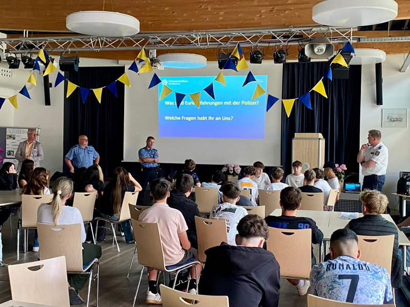 POL-ESW: Cops im Dialog - Polizei trifft sich zum Austausch mit den Schülerinnen und Schülern der Brüder-Grimm-Schule in Eschwege - Foto: presseportal.de