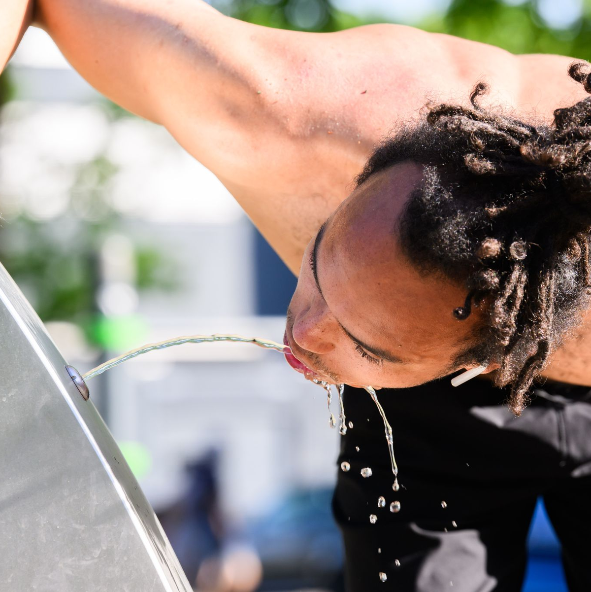 Viel trinken, lautete die Devise in der Hitze. - Foto: Julian Stratenschulte/dpa