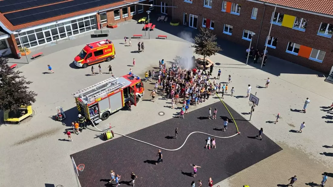 FW-WRN: Räumungsübung an der Uhlandgrundschule: Freiwillige Feuerwehr Werne trainiert den Ernstfall mit rund 470 Schülern - Bild: presseportal.de