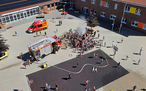 FW-WRN: Räumungsübung an der Uhlandgrundschule: Freiwillige Feuerwehr Werne trainiert den Ernstfall mit rund 470 Schülern - Foto: presseportal.de FW-WRN: Räumungsübung an der Uhlandgrundschule: Freiwillige Feuerwehr Werne trainiert den Ernstfall mit rund 470 Schülern - Foto: presseportal.de