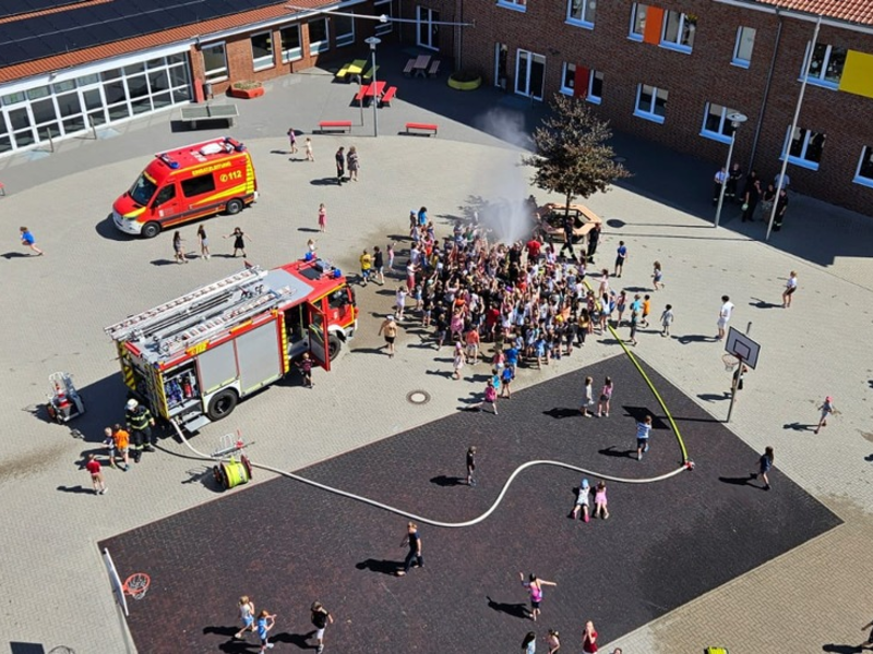 FW-WRN: Räumungsübung an der Uhlandgrundschule: Freiwillige Feuerwehr Werne trainiert den Ernstfall mit rund 470 Schülern - Foto: presseportal.de