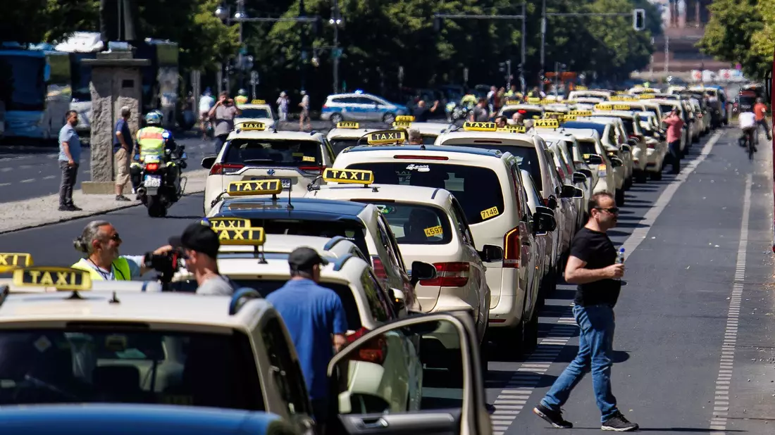 Das Taxi-Gewerbe steckt seit Jahren in der Krise.  - Bild: Carsten Koall/dpa