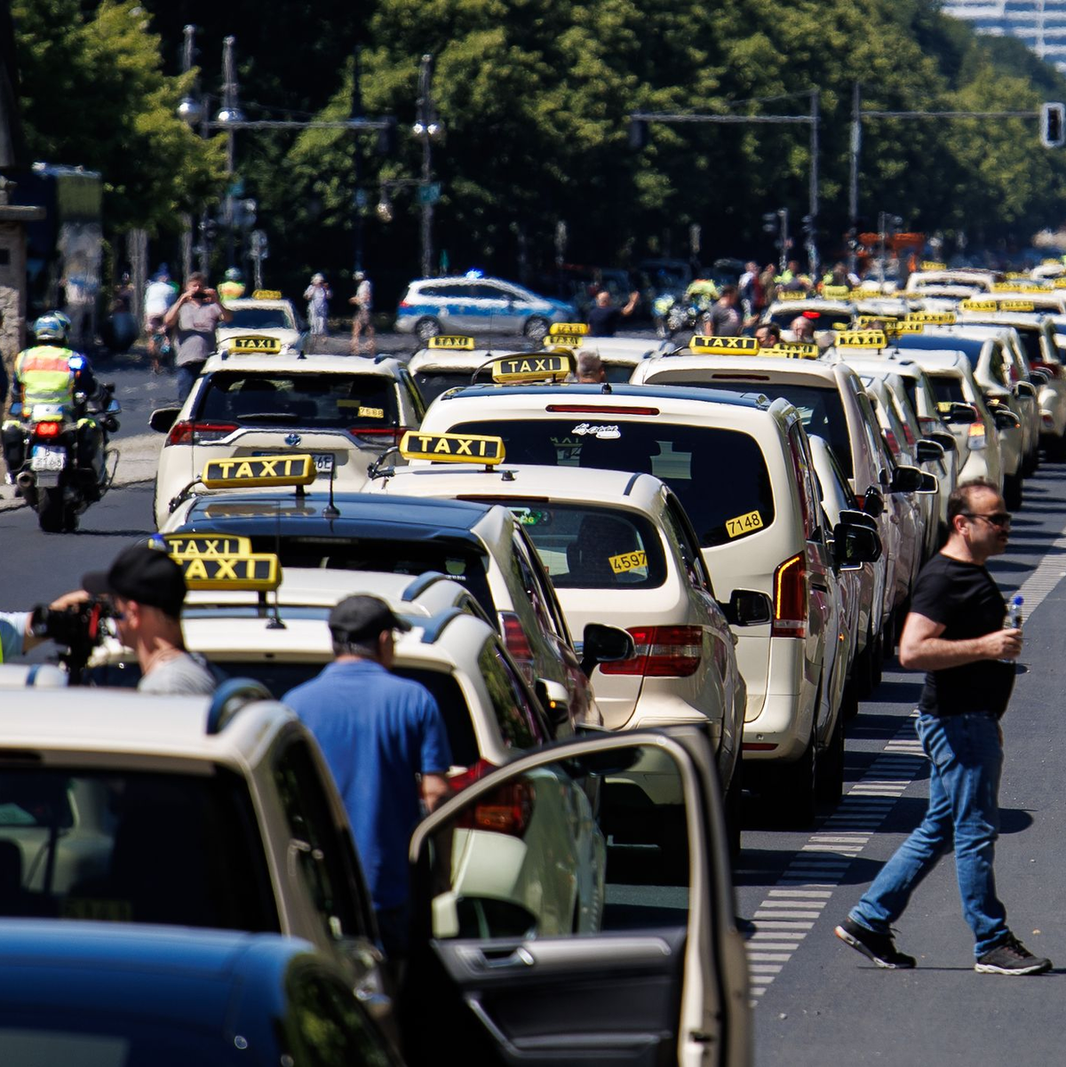 Das Taxi-Gewerbe steckt seit Jahren in der Krise.  - Foto: Carsten Koall/dpa