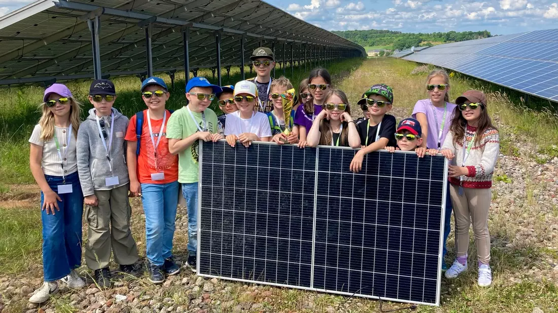 Kinder entdecken die Kraft der Sonne – WI Energy GmbH veranstaltet Anlagenführung für die 4. Klasse der Grundschule Schöndorf - Bild: presseportal.de