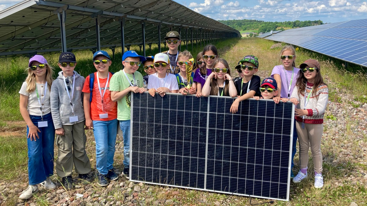 Kinder entdecken die Kraft der Sonne – WI Energy GmbH veranstaltet Anlagenführung für die 4. Klasse der Grundschule Schöndorf - Foto: presseportal.de