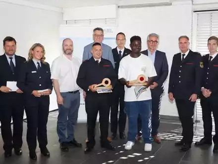 POL-AC: Preis für Zivilcourage 2025 - Polizei und StädteRegion Aachen zeichnen fünf Heldinnen und Helden des Alltags aus - Foto: presseportal.de