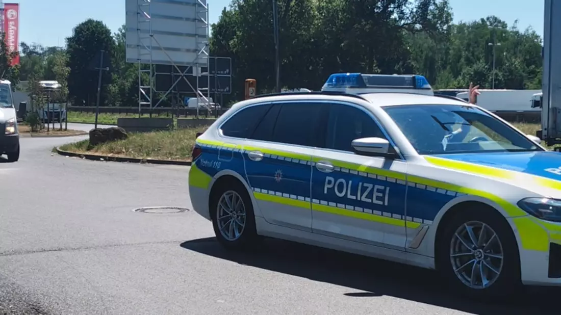POL-OF: Kontrolle des Schwerlastverkehrs: jeder dritte kontrollierte Laster wies Mängel auf; Radler schubste Passant zu Boden; Kollision zweier Autos im Kreisverkehr und mehr - Bild: presseportal.de