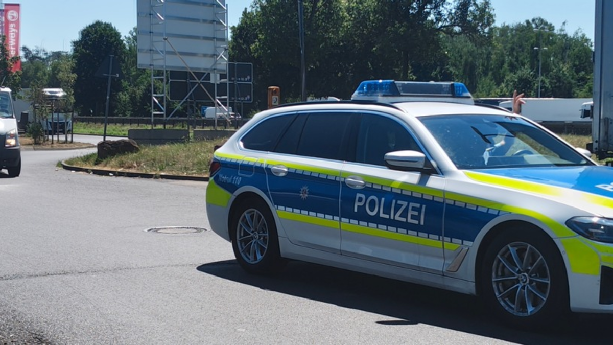 POL-OF: Kontrolle des Schwerlastverkehrs: jeder dritte kontrollierte Laster wies Mängel auf; Radler schubste Passant zu Boden; Kollision zweier Autos im Kreisverkehr und mehr - Foto: presseportal.de