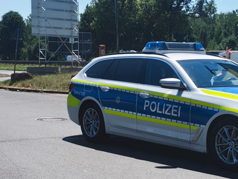 POL-OF: Kontrolle des Schwerlastverkehrs: jeder dritte kontrollierte Laster wies Mängel auf; Radler schubste Passant zu Boden; Kollision zweier Autos im Kreisverkehr und mehr - Foto: presseportal.de