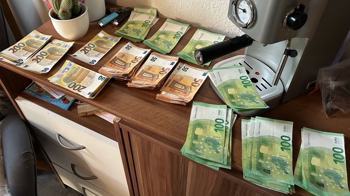 HZA-MS: Gemeinsame Pressemitteilung der Staatsanwaltschaft Münster und des Hauptzollamts Münster: Zoll findet bei Durchsuchung knapp 40.000 Euro und illegale Waffen / Verdächtige bleiben in Gewahrsam - Foto: presseportal.de