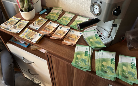 HZA-MS: Gemeinsame Pressemitteilung der Staatsanwaltschaft Münster und des Hauptzollamts Münster: Zoll findet bei Durchsuchung knapp 40.000 Euro und illegale Waffen / Verdächtige bleiben in Gewahrsam - Foto: presseportal.de