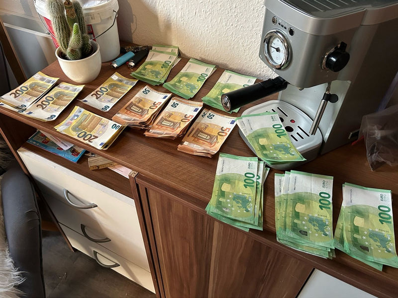 HZA-MS: Gemeinsame Pressemitteilung der Staatsanwaltschaft Münster und des Hauptzollamts Münster: Zoll findet bei Durchsuchung knapp 40.000 Euro und illegale Waffen / Verdächtige bleiben in Gewahrsam - Foto: presseportal.de