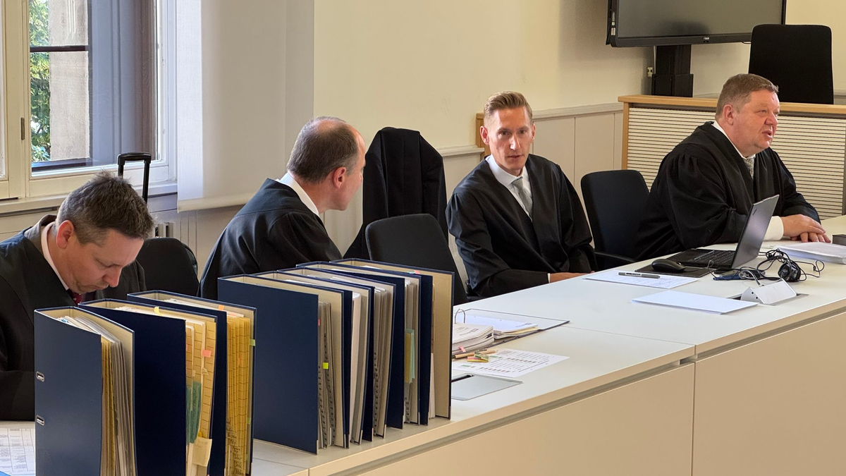 Die Aktensammlung des Prozesses umfasst mehrere Tausend Seiten. - Foto: Maurice Dirker/dpa