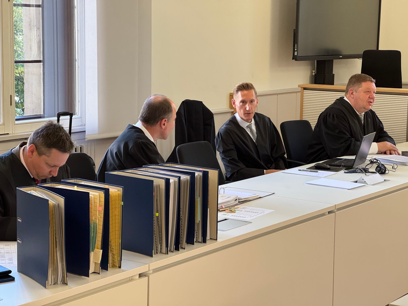 Die Aktensammlung des Prozesses umfasst mehrere Tausend Seiten. - Foto: Maurice Dirker/dpa