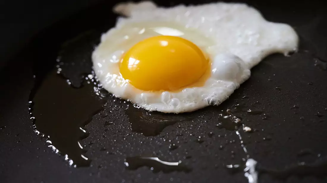 Der Erzieher will darauf aufmerksam machen, wie schlecht das Gelände seiner Mittelschule für Hitze gemacht ist. (Symbolbild) - Bild: Annette Riedl/dpa