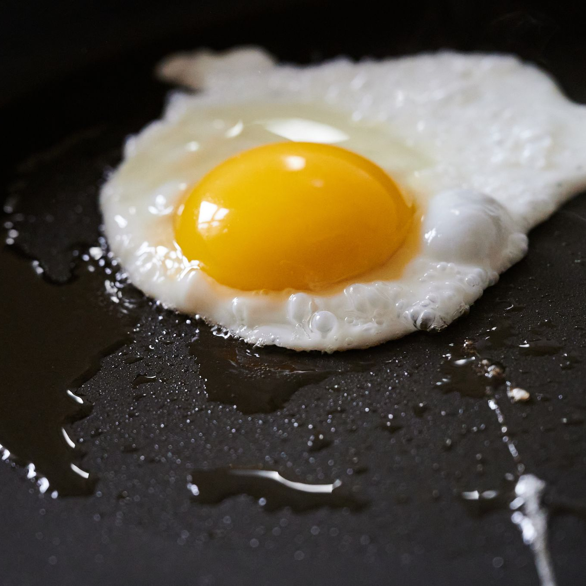 Der Erzieher will darauf aufmerksam machen, wie schlecht das Gelände seiner Mittelschule für Hitze gemacht ist. (Symbolbild) - Foto: Annette Riedl/dpa
