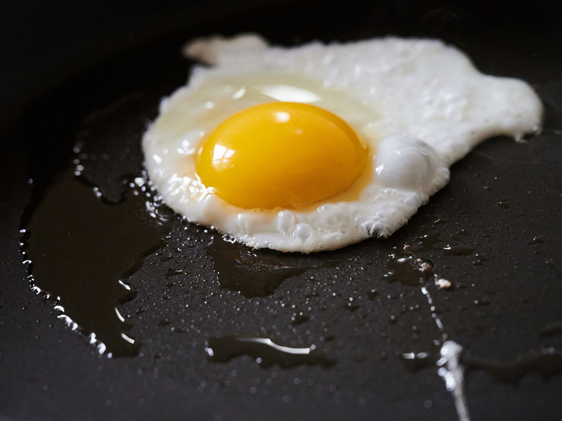 Der Erzieher will darauf aufmerksam machen, wie schlecht das Gelände seiner Mittelschule für Hitze gemacht ist. (Symbolbild) - Foto: Annette Riedl/dpa
