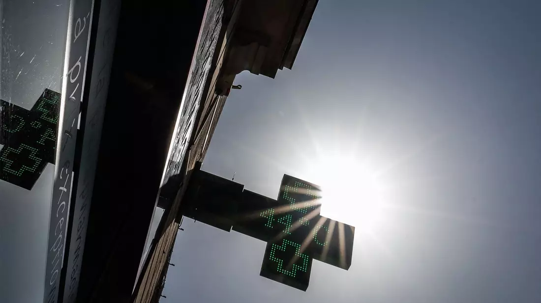 Zahlreiche Schulgebäude in Frankreich sind nicht auf hohe Temperaturen ausgelegt. (Archivbild) - Bild: Loic Venance/AFP/dpa