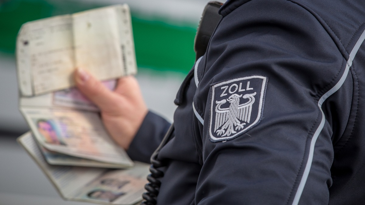 HZA-S: Durchsuchungen in den Landkreisen Böblingen und Calw wegen des Verdachts der Schleusung - Foto: presseportal.de