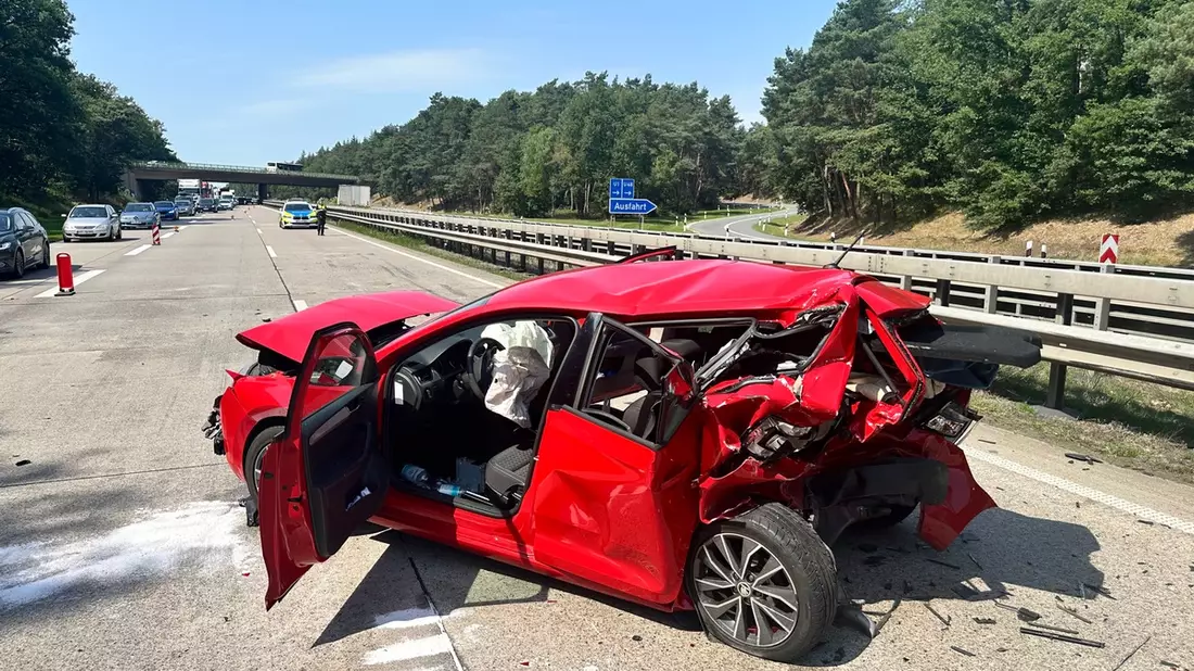 POL-DEL: Autobahnpolizei Ahlhorn: Schwerer Verkehrsunfall auf der Autobahn 1 in Wildeshausen +++ 4 Personen leicht, 1 schwer verletzt - Bild: presseportal.de
