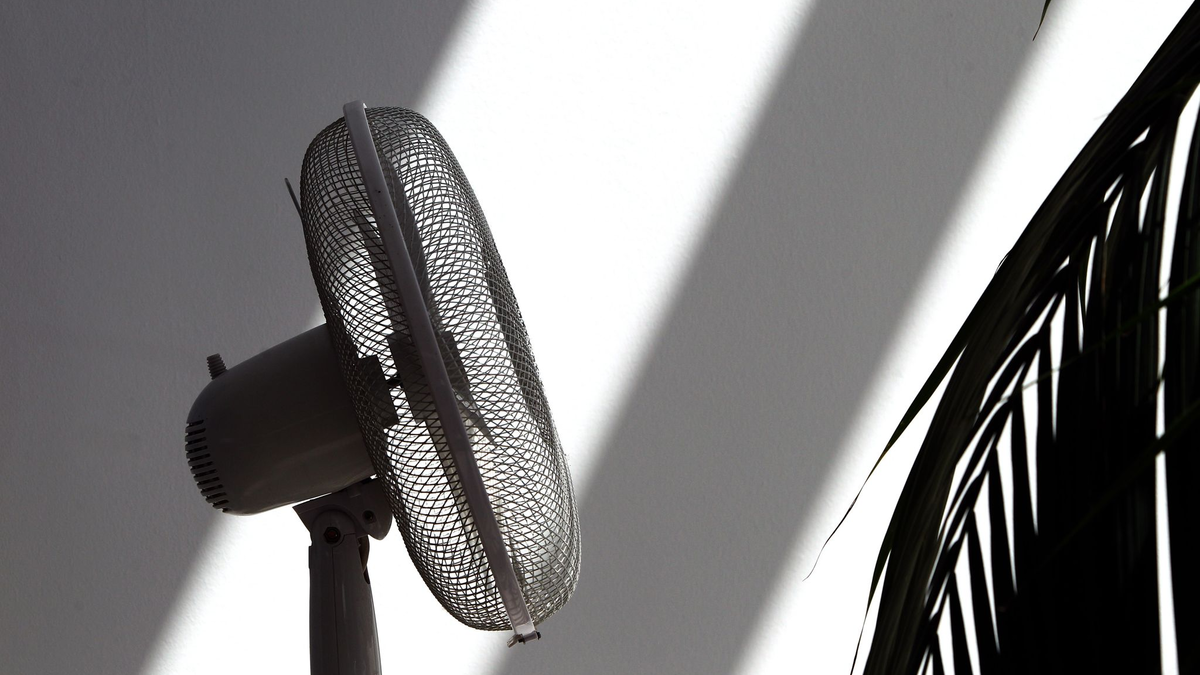 Ein Ventilator verschafft zumindest ein bisschen frische Luft bei Hitze. - Foto: Karl-Josef Hildenbrand/dpa/dpa-tmn