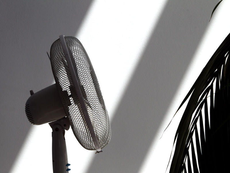 Ein Ventilator verschafft zumindest ein bisschen frische Luft bei Hitze. - Foto: Karl-Josef Hildenbrand/dpa/dpa-tmn