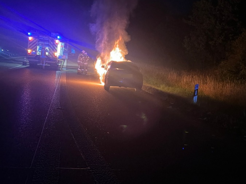FW-Greven: PKW-Brand auf Bundesautobahn - Foto: presseportal.de