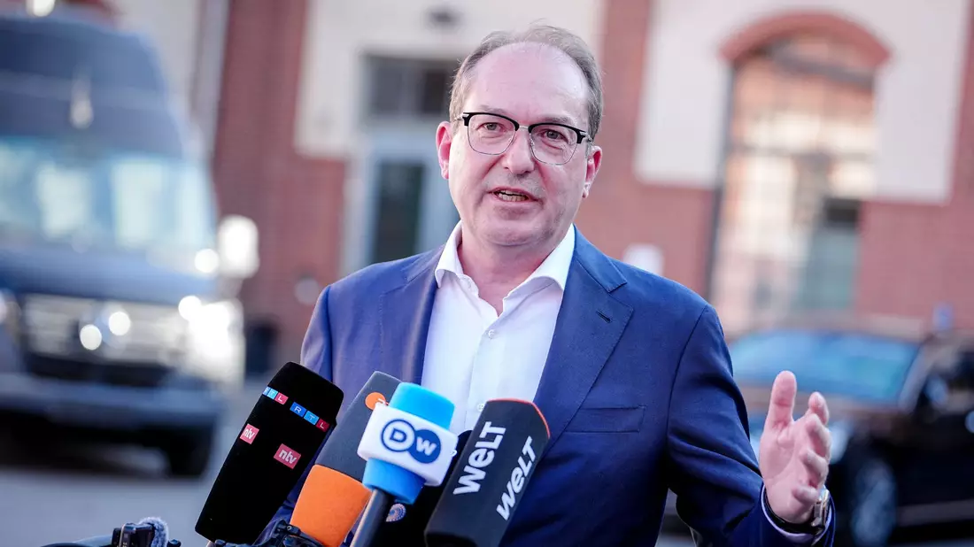Bundesinnenminister Alexander Dobrindt (CSU) hat gemeinsame Grenzkontrollen auf der deutschen Seite der deutsch-polnischen Grenze angeboten. (Archivbild) - Bild: Kay Nietfeld/dpa