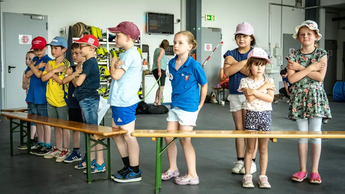 FW-AR: Vierbeiniger Besuch begeistert die Kinderfeuerwehr Bruchhausen-Niedereimer - Bild: presseportal.de