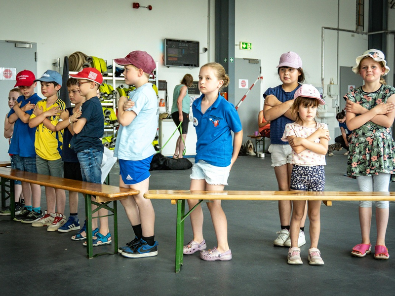 FW-AR: Vierbeiniger Besuch begeistert die Kinderfeuerwehr Bruchhausen-Niedereimer - Foto: presseportal.de