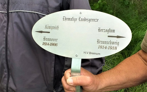 POL-HI: Hinweisschild vom Grenzstein entwendet - Foto: presseportal.de