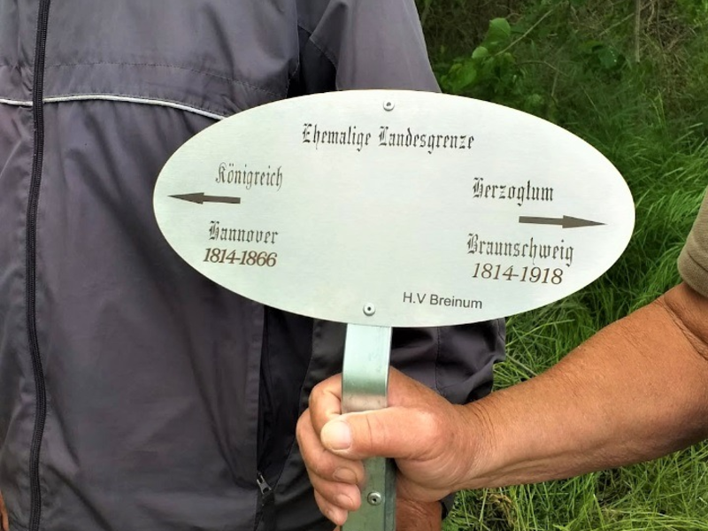 POL-HI: Hinweisschild vom Grenzstein entwendet - Foto: presseportal.de