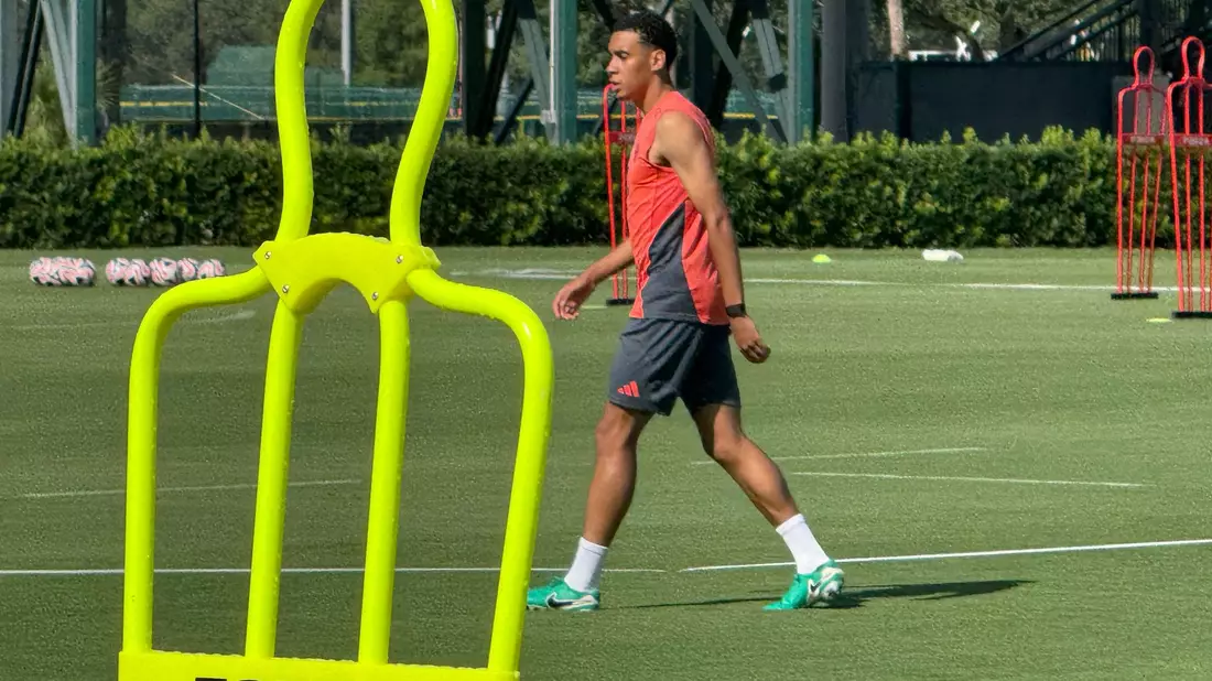 Vincent Kompany (r) schaut beim Training genau hin.  - Bild: Klaus Bergmann/dpa