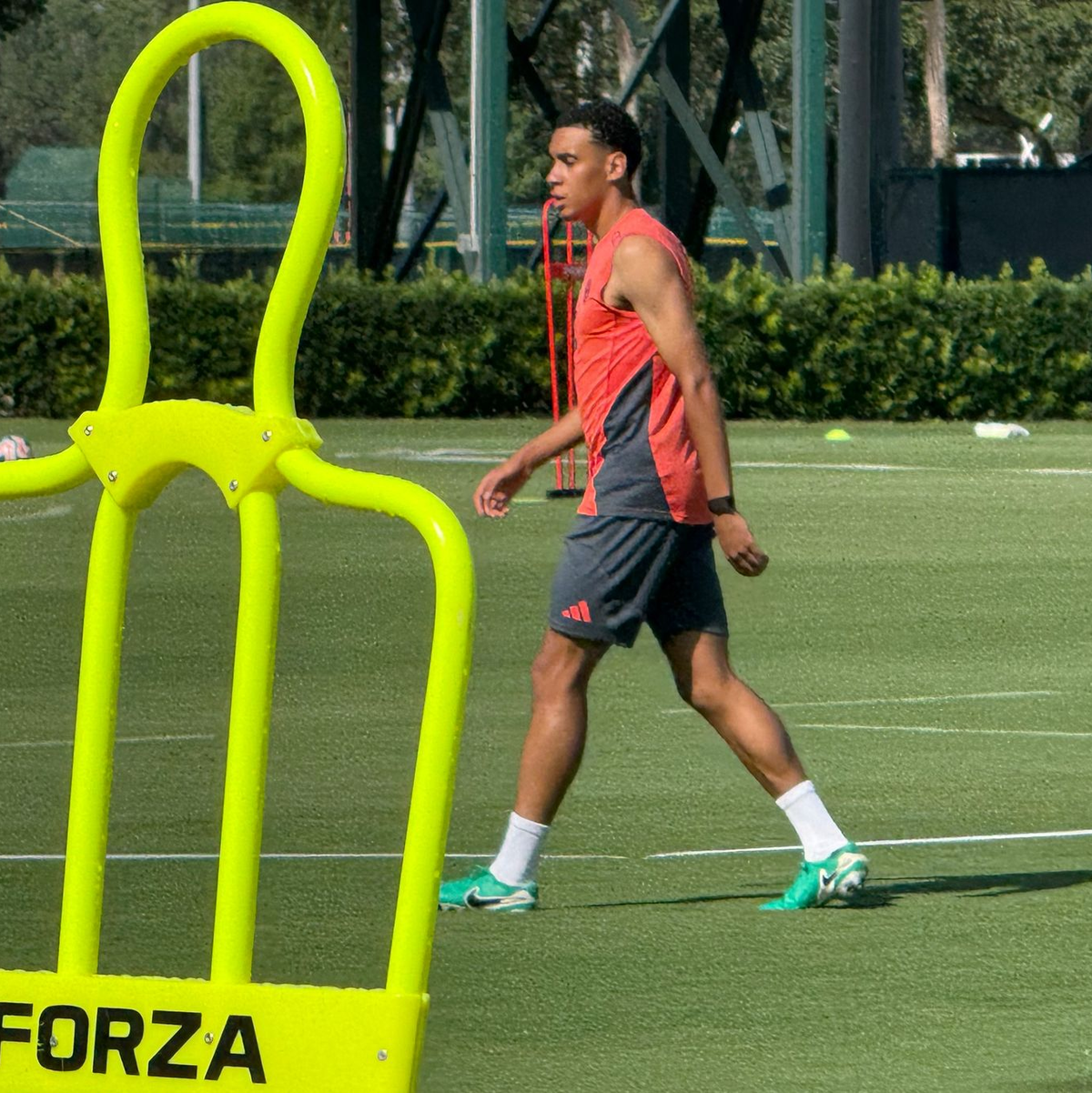 Vincent Kompany (r) schaut beim Training genau hin.  - Foto: Klaus Bergmann/dpa