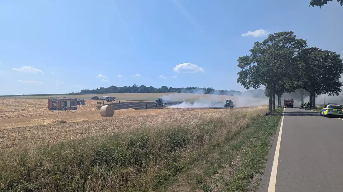 POL-STH: Flächenbrand / Brand einer Rundballenpresse - Bild: presseportal.de