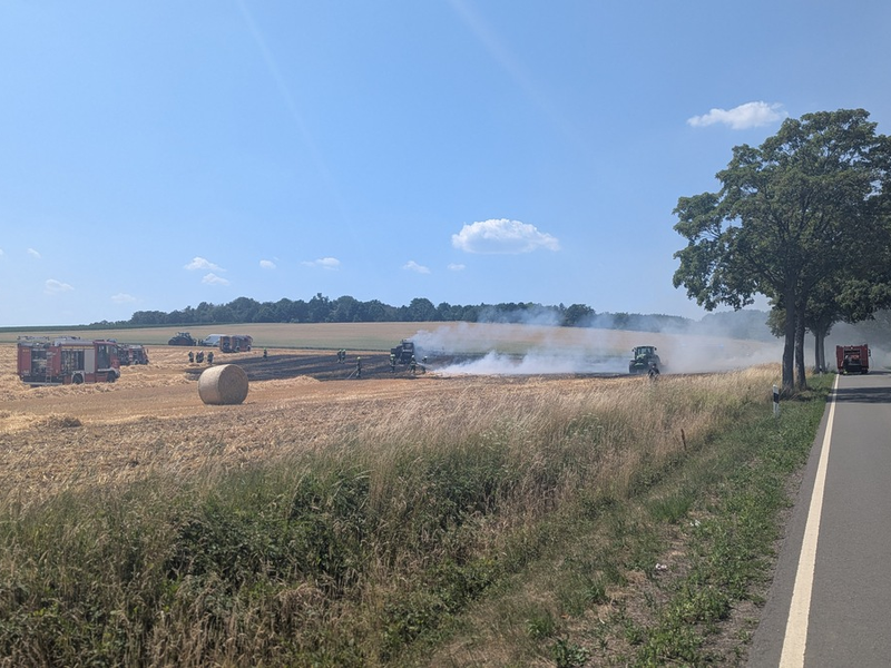 POL-STH: Flächenbrand / Brand einer Rundballenpresse - Foto: presseportal.de