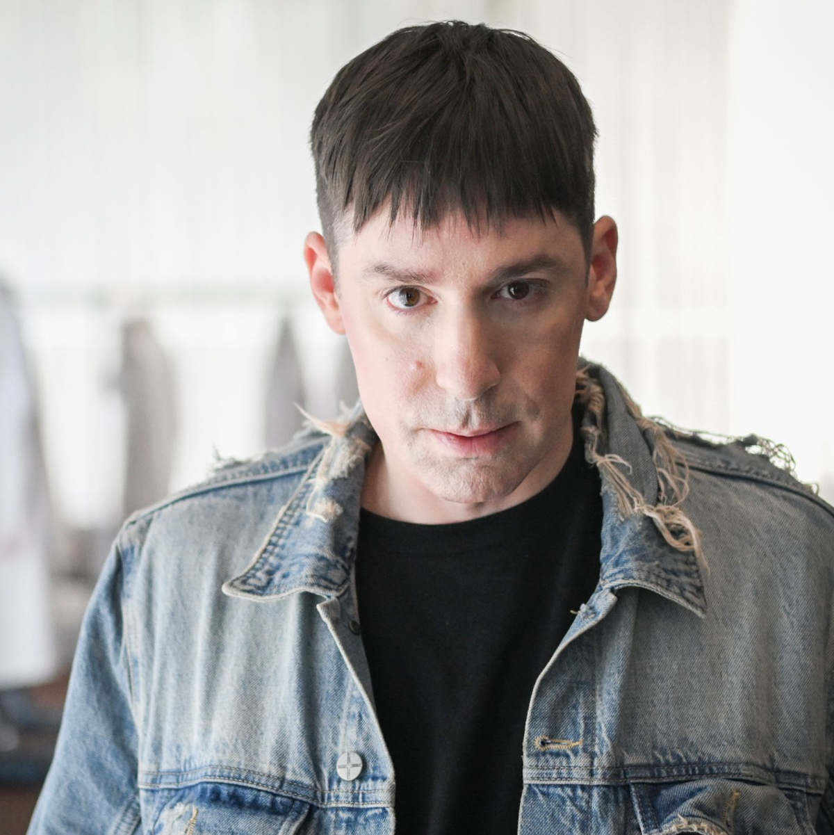 Kilian Kerner widmet seine jüngste Kollektion dem Thema Zwangsadoptionen in der DDR.  - Foto: Jens Kalaene/dpa