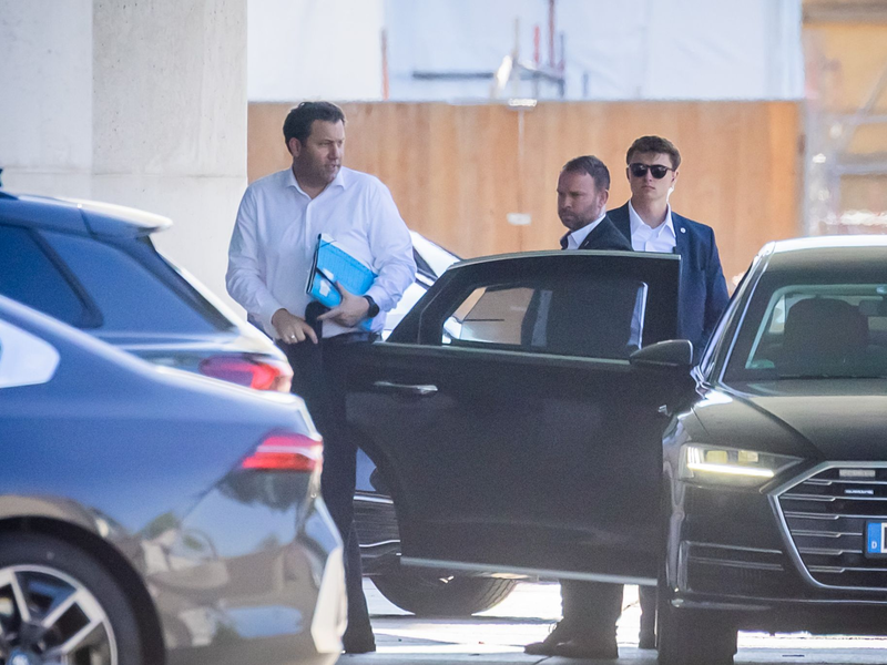 SPD-Chef Klingbeil steht ein langer Abend im Kanzleramt bevor. - Foto: Christoph Soeder/dpa