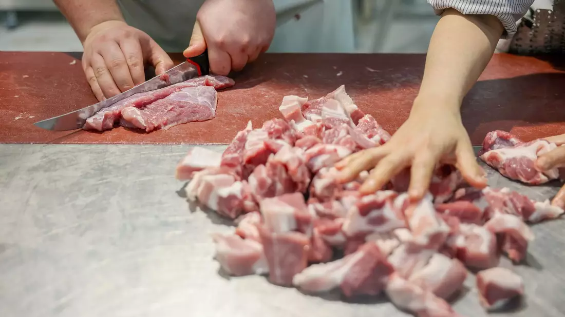 Bakteriell verunreinigtes Fleisch aus mehreren Metzgereien in Nordfrankreich hat eine Krankheitsserie mit 29 betroffenen Kindern und einem Todesfall ausgelöst. (Symbolbild) - Bild: Jan Woitas/dpa