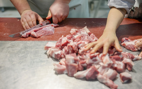 Bakteriell verunreinigtes Fleisch aus mehreren Metzgereien in Nordfrankreich hat eine Krankheitsserie mit 29 betroffenen Kindern und einem Todesfall ausgelöst. (Symbolbild) - Foto: Jan Woitas/dpa Bakteriell verunreinigtes Fleisch aus mehreren Metzgereien in Nordfrankreich hat eine Krankheitsserie mit 29 betroffenen Kindern und einem Todesfall ausgelöst. (Symbolbild) - Foto: Jan Woitas/dpa