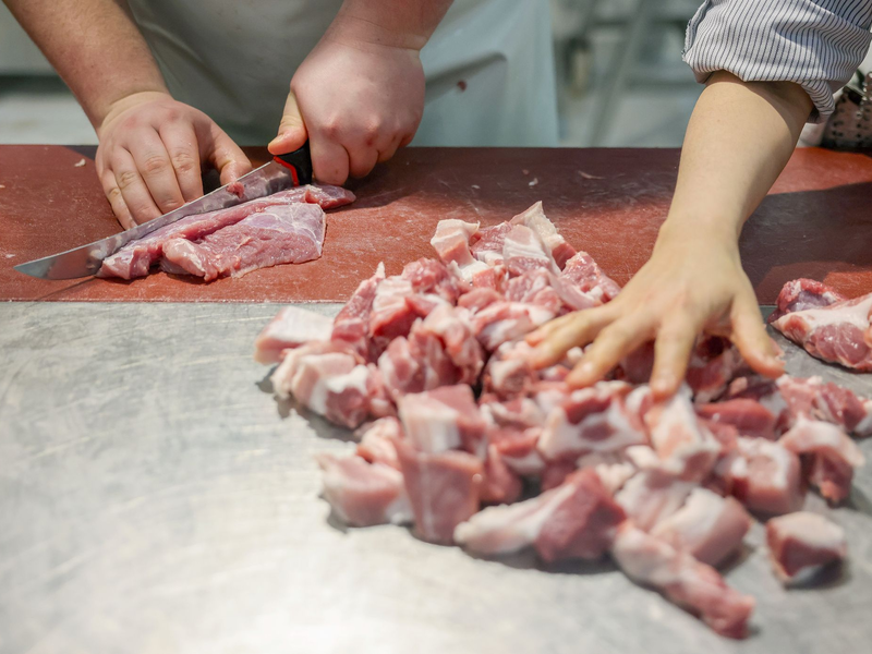 Bakteriell verunreinigtes Fleisch aus mehreren Metzgereien in Nordfrankreich hat eine Krankheitsserie mit 29 betroffenen Kindern und einem Todesfall ausgelöst. (Symbolbild) - Foto: Jan Woitas/dpa