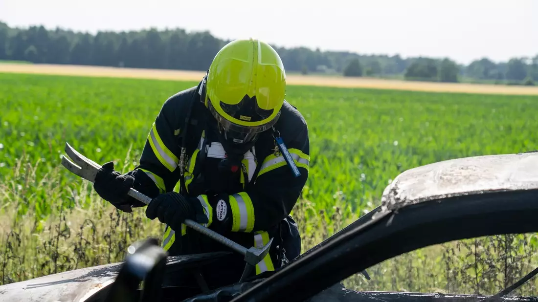 FW Flotwedel: Brennender PKW bei Offensen sorgt für Feuerwehreinsatz - Bild: presseportal.de