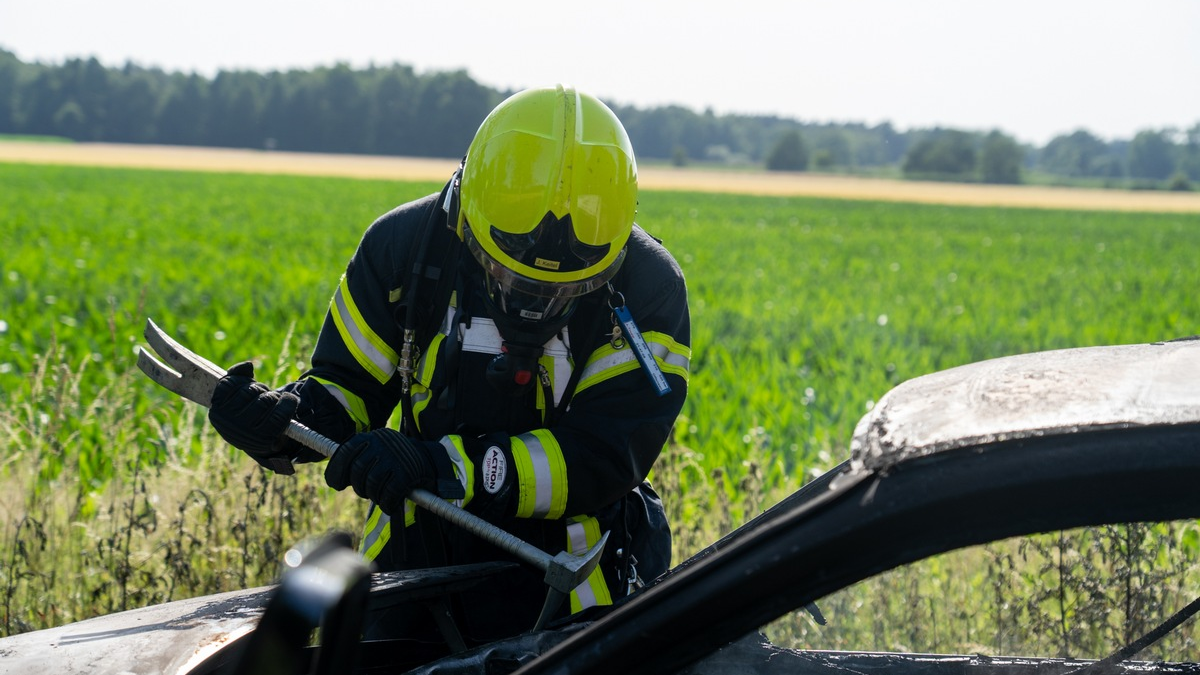 FW Flotwedel: Brennender PKW bei Offensen sorgt für Feuerwehreinsatz - Foto: presseportal.de